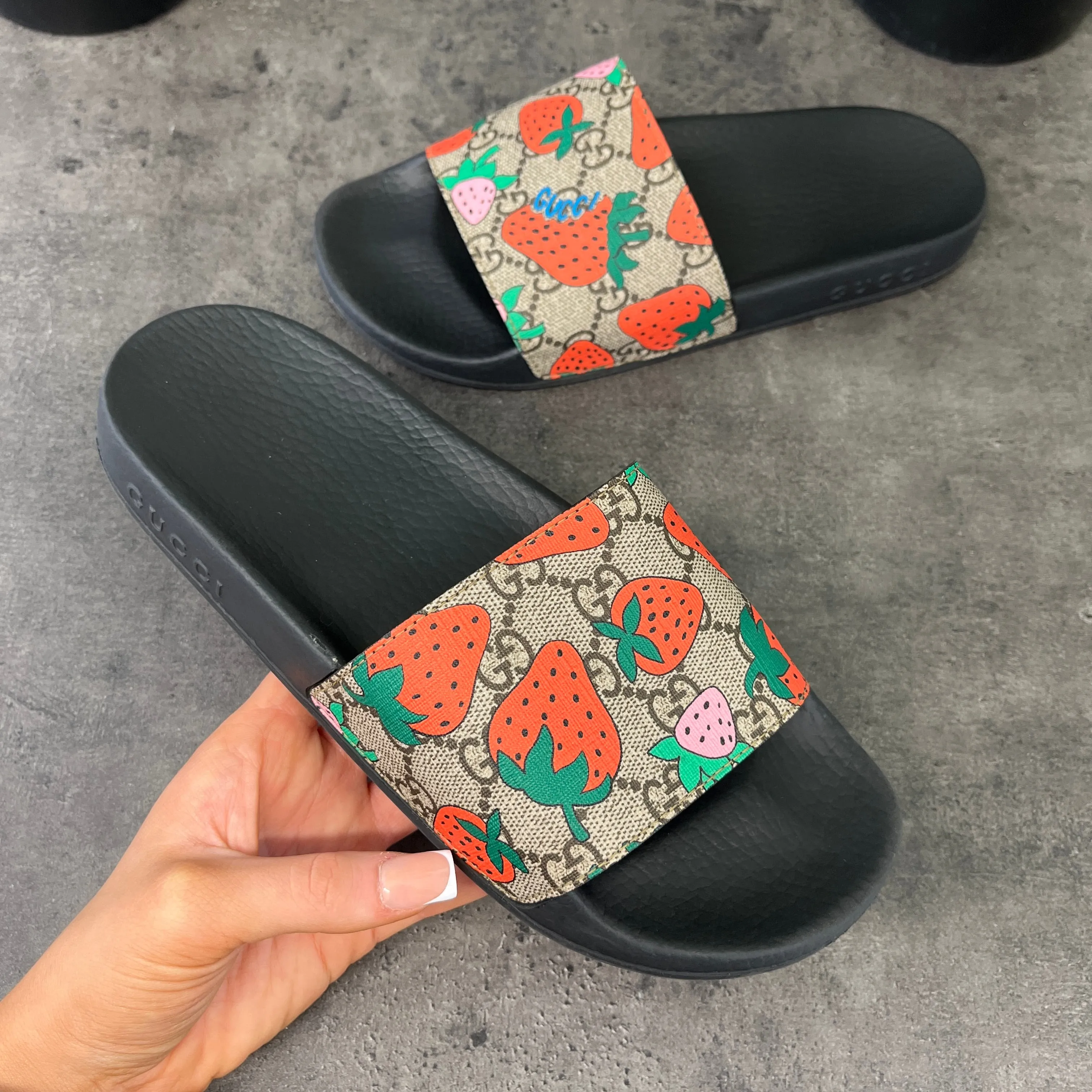 Women's Gg Supreme Strawberry Print Slides Black Size EU 37 / UK 4